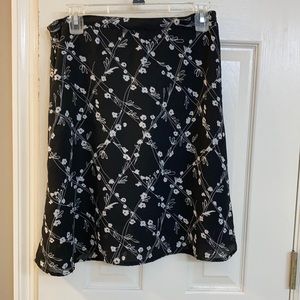Black skirt cream flowers lined 21” long medium M HILLARD & HANSON elastic back